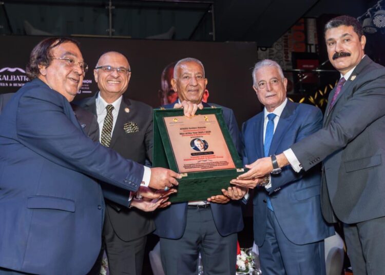 كامل أبو علي يقتنص جائزة القائد الملهم