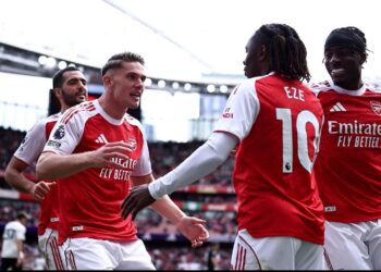 أرسنال يضرب نوتنجهام بثلاثية ويعتلي الصدارة رغم إصابة أوديجارد