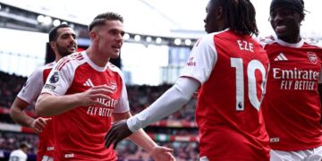 أرسنال يضرب نوتنجهام بثلاثية ويعتلي الصدارة رغم إصابة أوديجارد