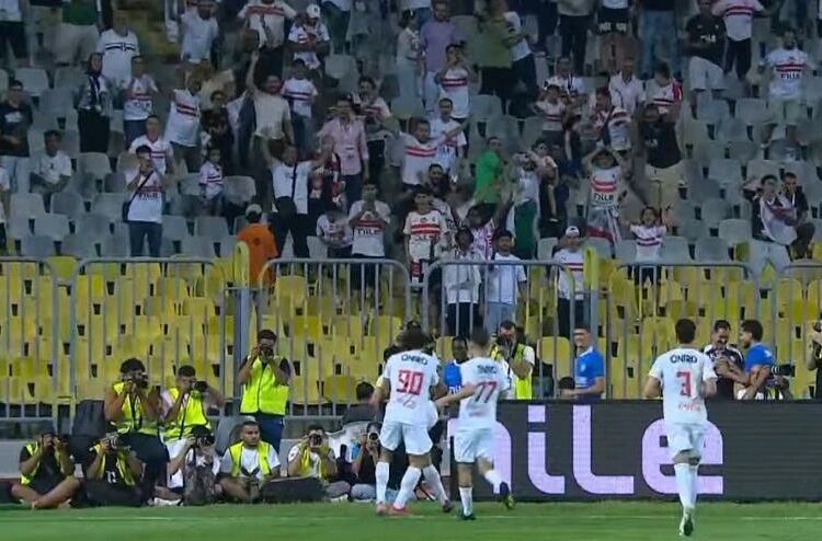 الزمالك يضرب المصري بثلاثية ويعتلي صدارة الدوري
