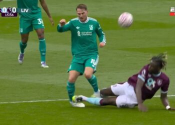 ليفربول يسيطر دون تهديد حقيقي في أول 45 دقيقة أمام بيرنلي