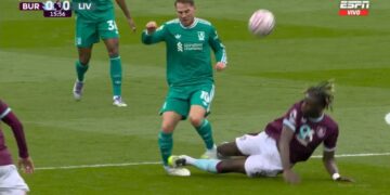 ليفربول يسيطر دون تهديد حقيقي في أول 45 دقيقة أمام بيرنلي