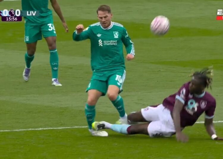 ليفربول يسيطر دون تهديد حقيقي في أول 45 دقيقة أمام بيرنلي