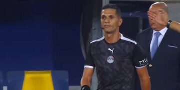 عطل مفاجئ في تقنية VAR خلال مباراة الأهلي وسيراميكا.. والحكم يحسم لقطة الجدل يدويًا