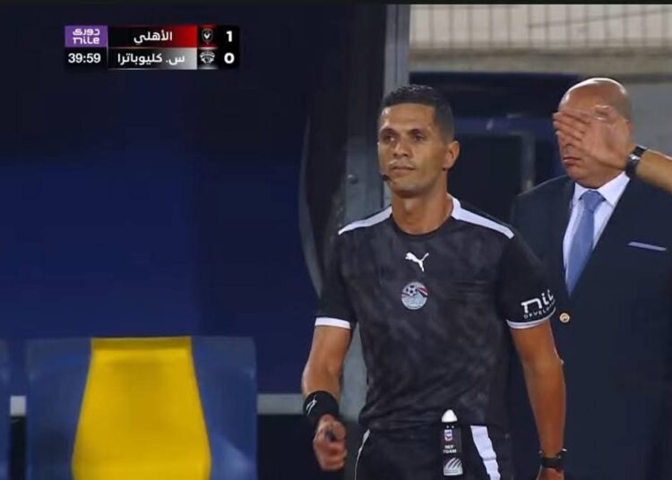 عطل مفاجئ في تقنية VAR خلال مباراة الأهلي وسيراميكا.. والحكم يحسم لقطة الجدل يدويًا