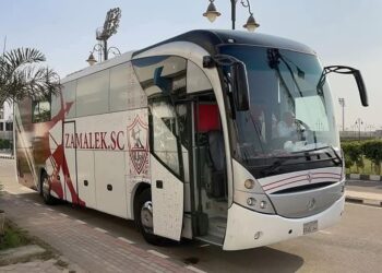 أتوبيس الزمالك يصل ستاد القاهرة وسط أجواء جماهيرية مشتعلة قبل القمة