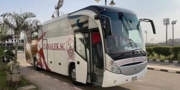 أتوبيس الزمالك يصل ستاد القاهرة وسط أجواء جماهيرية مشتعلة قبل القمة