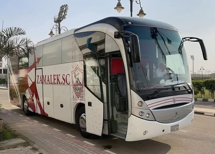 أتوبيس الزمالك يصل ستاد القاهرة وسط أجواء جماهيرية مشتعلة قبل القمة