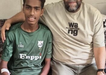 في لفتة إنسانية راقية.. رئيس قطاع الناشئين بإنبي يزور لاعب الفريق بعد إصابته