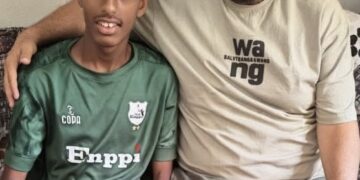 في لفتة إنسانية راقية.. رئيس قطاع الناشئين بإنبي يزور لاعب الفريق بعد إصابته