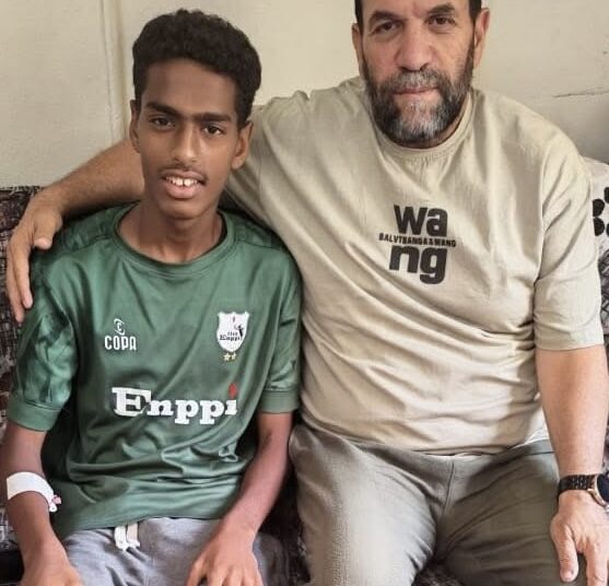 في لفتة إنسانية راقية.. رئيس قطاع الناشئين بإنبي يزور لاعب الفريق بعد إصابته