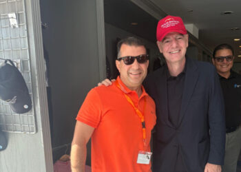 على هامش حضوره قمة السلام.. رئيس الفيفا يرتدي كاب بيك الباتروس دعمًا للسياحة المصرية بشرم الشيخ