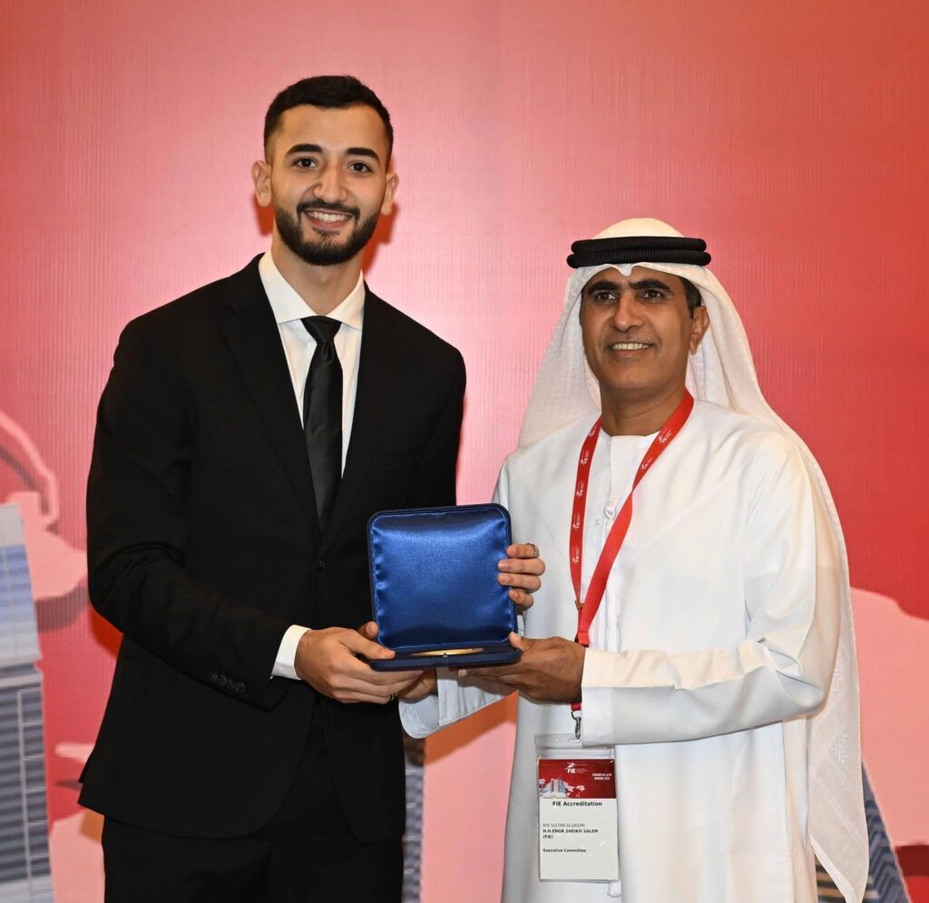 المهندس سالم القاسمي يكرم محمد السيد