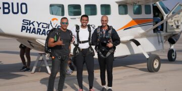 برعاية شركة Skydive Pharaohs.. البطل الأولمبي أحمد الجندي ينفذ قفزة في سماء من ارتفاع 13 ألف قدم بالعاصمة الادارية