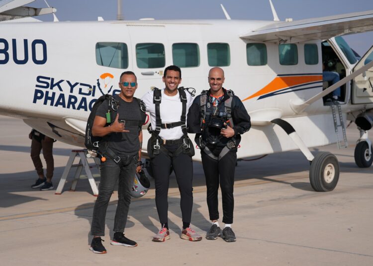 برعاية شركة Skydive Pharaohs.. البطل الأولمبي أحمد الجندي ينفذ قفزة في سماء من ارتفاع 13 ألف قدم بالعاصمة الادارية