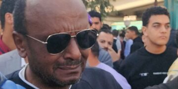 سر بكاء اسماعيل يوسف خلال جنازة محمد صبري