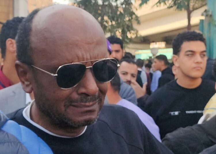 سر بكاء اسماعيل يوسف خلال جنازة محمد صبري