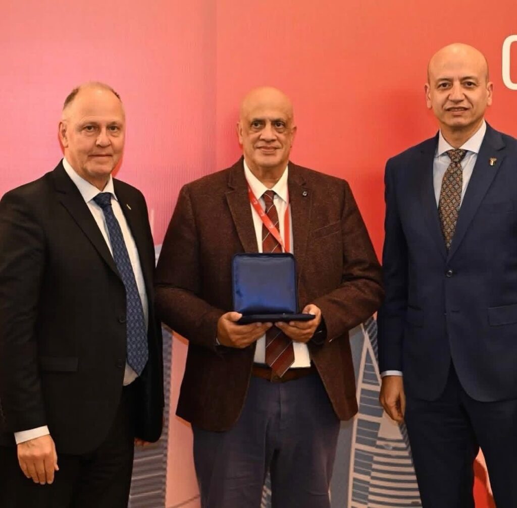 طارق الحسيني يحمل درع التكريم