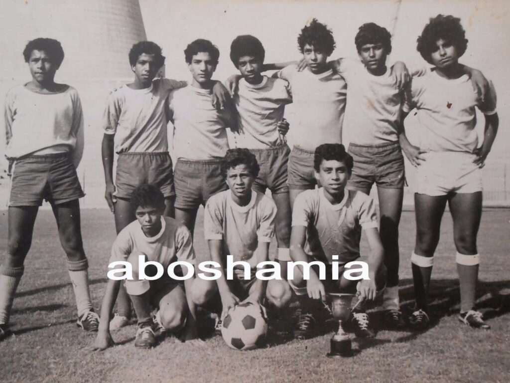 الراحل صابر عيد في صورة نادرة لنجوم المحلة وفي مقدمتهم شوقي غريب