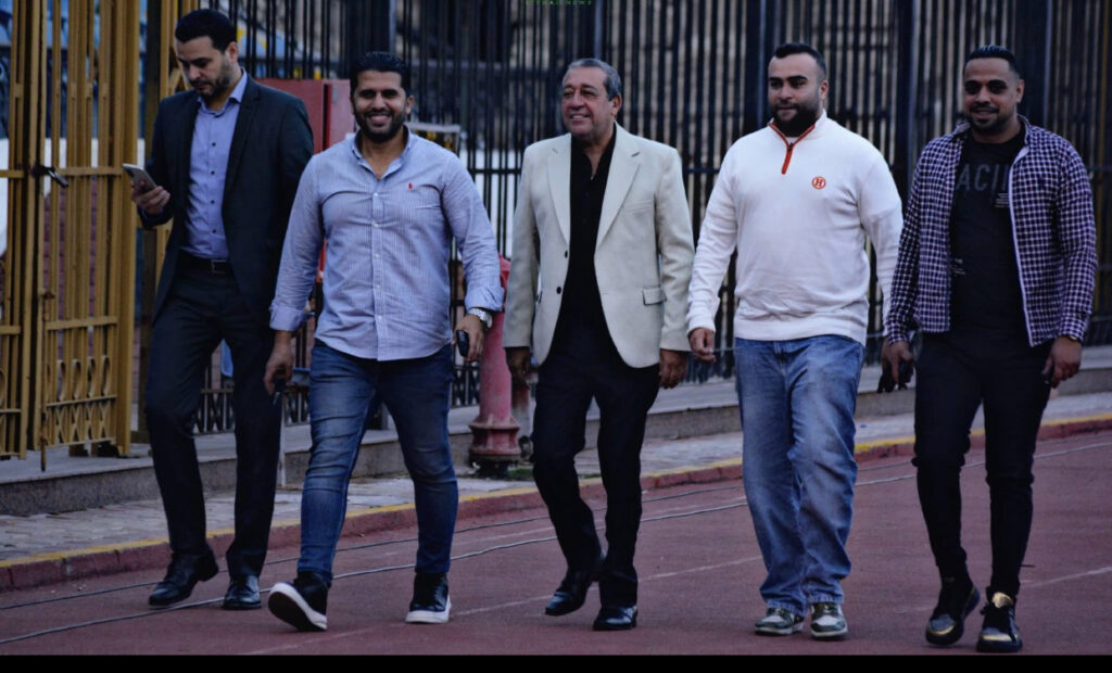 هشام التركي يتوسط مسانديه