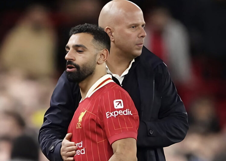 مشجع ليفربول ينتقد آرني سلوت: “52 هدفًا في الموسم الماضي .. وعلى الدكة!”