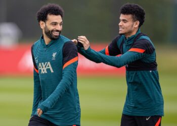 لويس دياز يشيد بمحمد صلاح: “قدوة رائعة وزميل داعم”