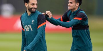 لويس دياز يشيد بمحمد صلاح: “قدوة رائعة وزميل داعم”