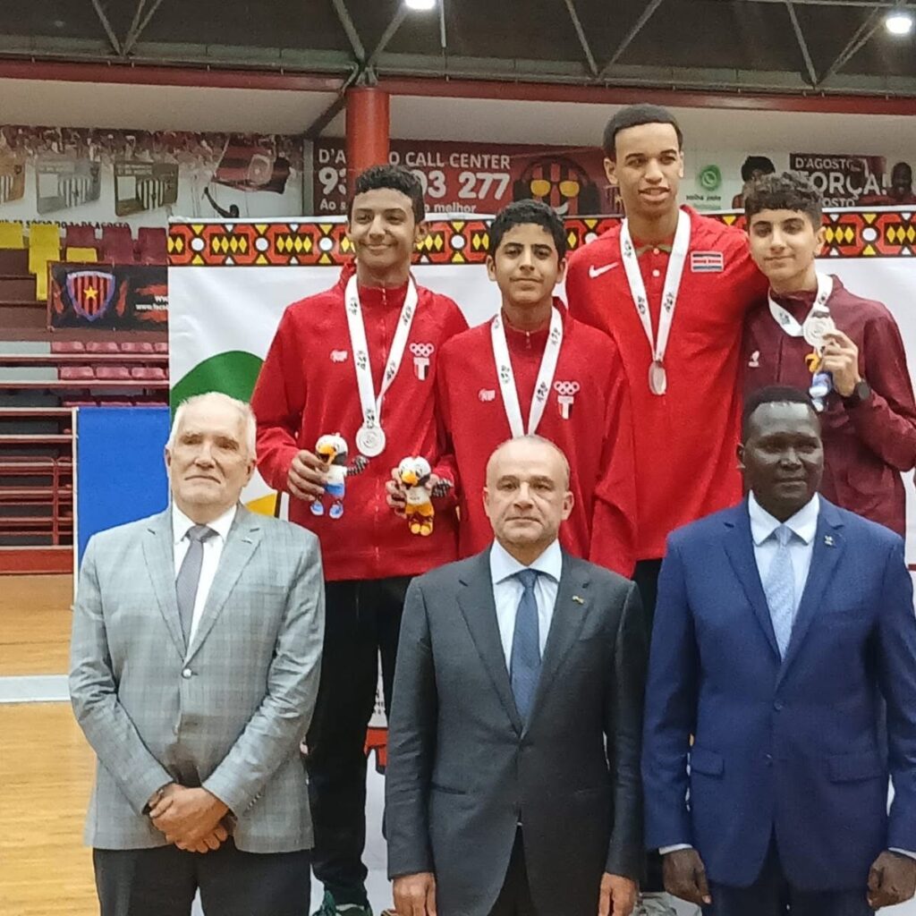 الحسيني مع ابطال مصرفي انجولا