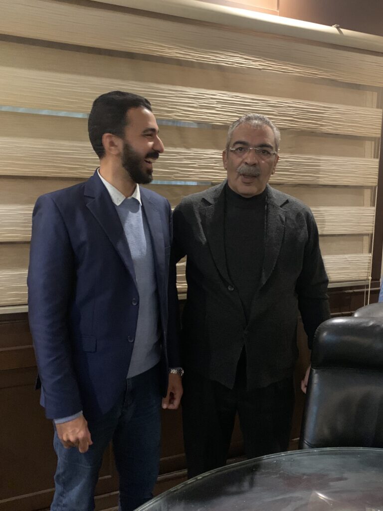 ابتسامة الشناوي وأبو فريخة بعد توقيع العقد 