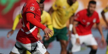 شاهد حسام حسن يحيّي الجماهير بعد فوز منتخب مصر على جنوب أفريقيا