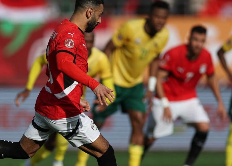 شاهد حسام حسن يحيّي الجماهير بعد فوز منتخب مصر على جنوب أفريقيا