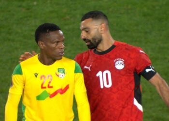 محمد صلاح يلفت الأنظار بلقطة إنسانية عقب مباراة بنين