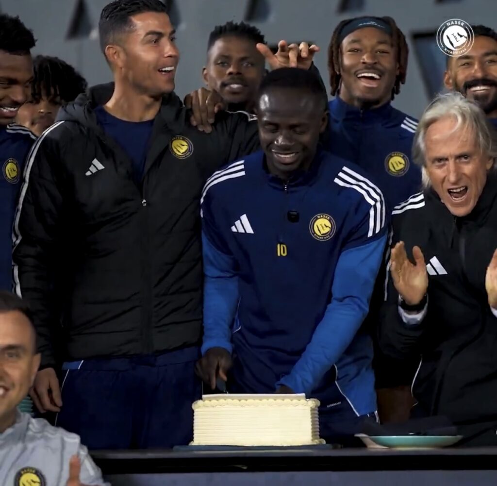 رونالدو يحتفل بزميله ماني