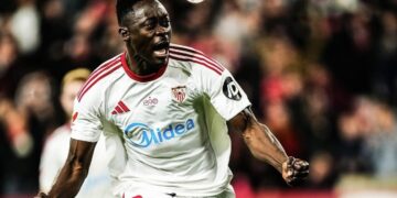 إشبيلية يحدد 30 مليون يورو للتخلي عن أدامز وسط اهتمام سعودي