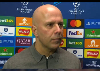 آرني سلوت يشيد بالأسطورة محمد صلاح