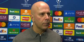 آرني سلوت يشيد بالأسطورة محمد صلاح