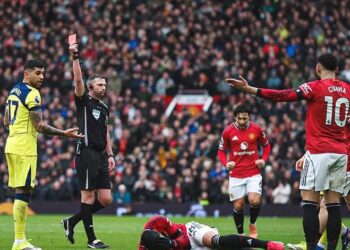 توتنهام ينخفض إلى 10 لاعبين أمام مانشستر يونايتد بعد طرد روميرو