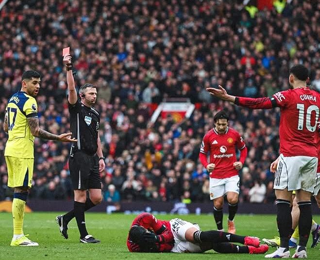 توتنهام ينخفض إلى 10 لاعبين أمام مانشستر يونايتد بعد طرد روميرو