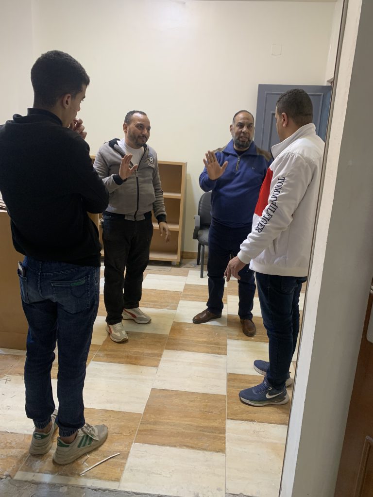 الجزار يستمع للقائمين معه علي العمل داخل مكتبه 