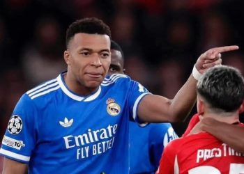 مبابي يدافع عن فينيسيوس ويشعل الجدل في أوروبا