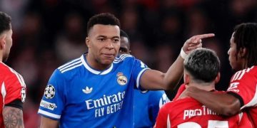 مبابي يدافع عن فينيسيوس ويشعل الجدل في أوروبا