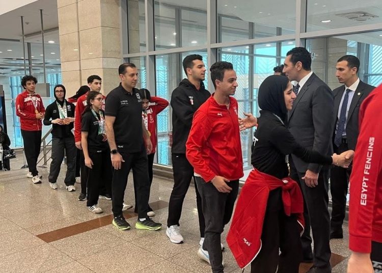 جوهر نبيل يستقبل بعثة منتخب السلاح .. وتساؤلات حول غياب رئيس الاتحاد