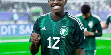 سعود عبد الحميد يواصل كتابة التاريخ في الملاعب الأوروبية