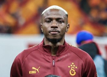 شاهد أوسيمين يتأثر ببنر جماهير غلطة سراي أمام ليفربول