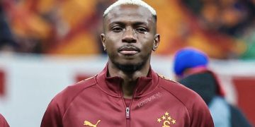 شاهد أوسيمين يتأثر ببنر جماهير غلطة سراي أمام ليفربول