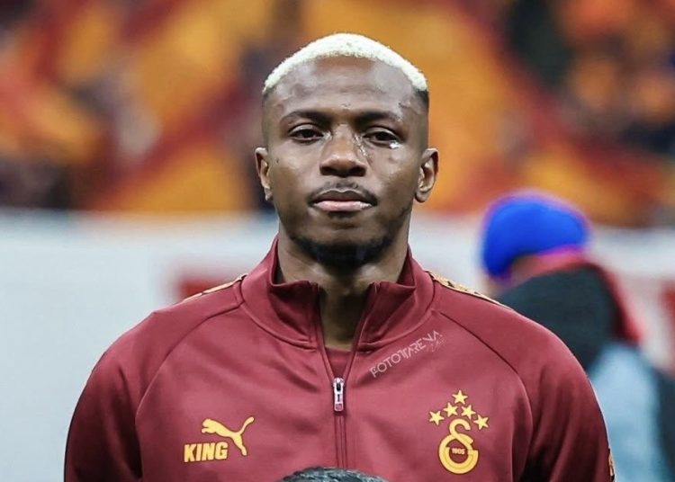 شاهد أوسيمين يتأثر ببنر جماهير غلطة سراي أمام ليفربول