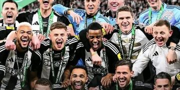 نيوكاسل يونايتد يكسر هيمنة الكبار ويتوج بلقب الكأس في إنجلترا