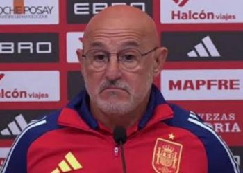 دي لا فوينتي يهاجم احتفال السنغال : “حماقة.. لقب محل نزاع ولا يخصكم!”