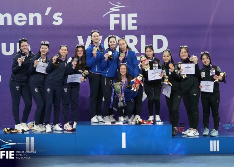 تتويج الفائزات بكأس العالم لـ السابر للسيدات في طشقند