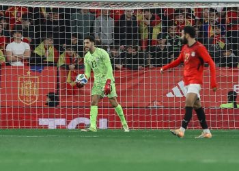 بعد الأداء التاريخي.. شوبير يسيطر على الصحافة الإسبانية